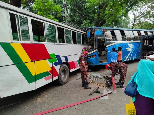 দুই বাসের সংঘর্ষে নিহত ১, আহত ১২