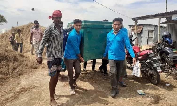দৌলতদিয়ায় ভাঙন কবলিতদের পাশে পৌর ছাত্রলীগ