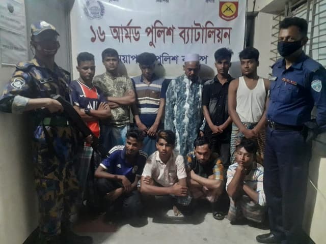 রোহিঙ্গা শিবিরে এক মৌলভীকে টর্চ দিয়ে পিটিয়ে হত্যা