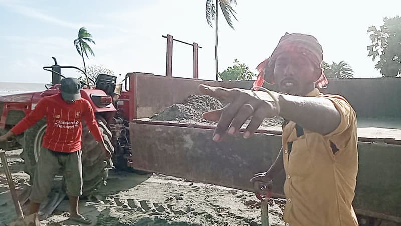কুয়াকাটা সৈকতের বালু নিয়ে গরুর খামার ভরাট !