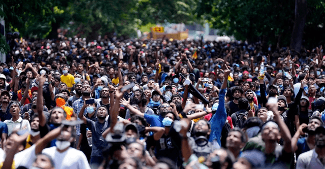 বিক্ষোভে উত্তাল শ্রীলঙ্কায় এক তরুণের মৃত্যু