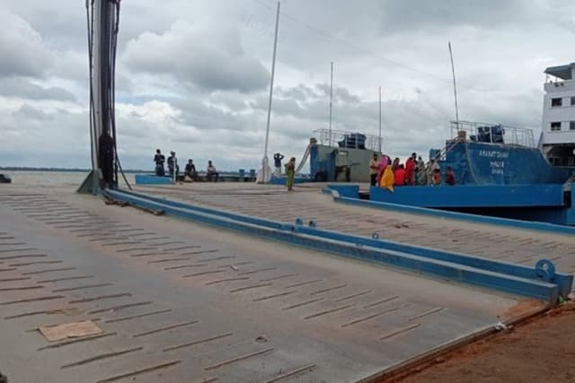 ফেরিঘাট ফাঁকা, নেই আগের সেই চিরচেনা রূপ