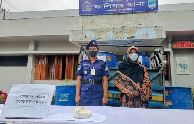 কালিগঞ্জে বিপুল পরিমাণ ভেজাল মধু সহ নারী গ্রেপ্তার