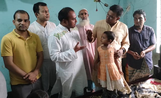 বরিশালে অসহায় সেই রিক্সাচালক ফিরোজের পাশে জেলা প্রশাসন