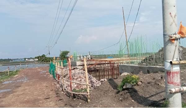 আবারও বন্দ আশাশুনির ধাপুয়া ব্রিজের নির্মাণ কাজ, জনদূর্ভোগ চরমে