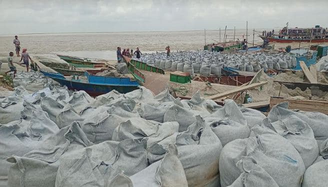 দৌলতদিয়ার সেই ভাঙনের স্থানে ফেলা হচ্ছে বালুভর্তি জিও ব্যাগ