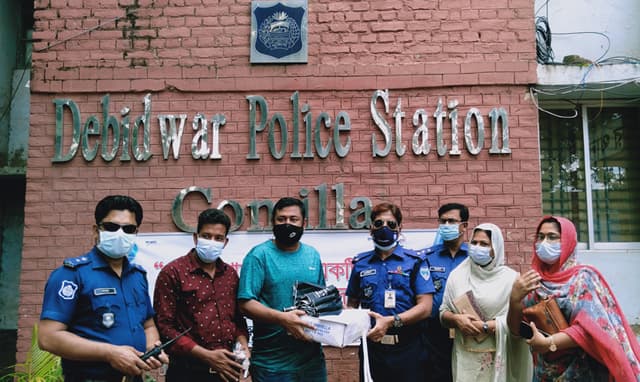 পুলিশ সদস্যের মাঝে 'কোভিড-১৯ সেবা টিম'র ছাতা উপহার