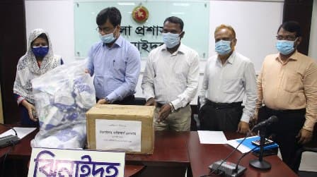 অফিসার্স ফোরামের স্বাস্থ্য সহায়ক উপকরণ প্রদান