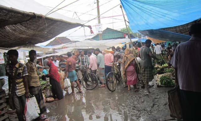 বুধহাটা বাজারের ফুটপাত দখলের মহোৎসব