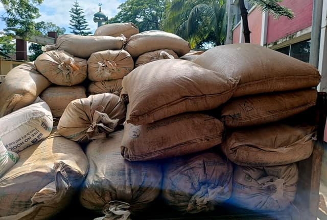 বারহাট্টায় ৭০ বস্তা ভারতীয় চিনি জব্দ