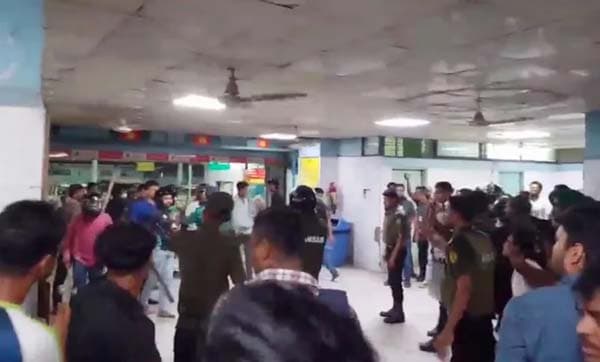 ঢাকা মেডিকেল ঢুকে শিক্ষার্থীদের ওপর ছাত্রলীগের হামলা