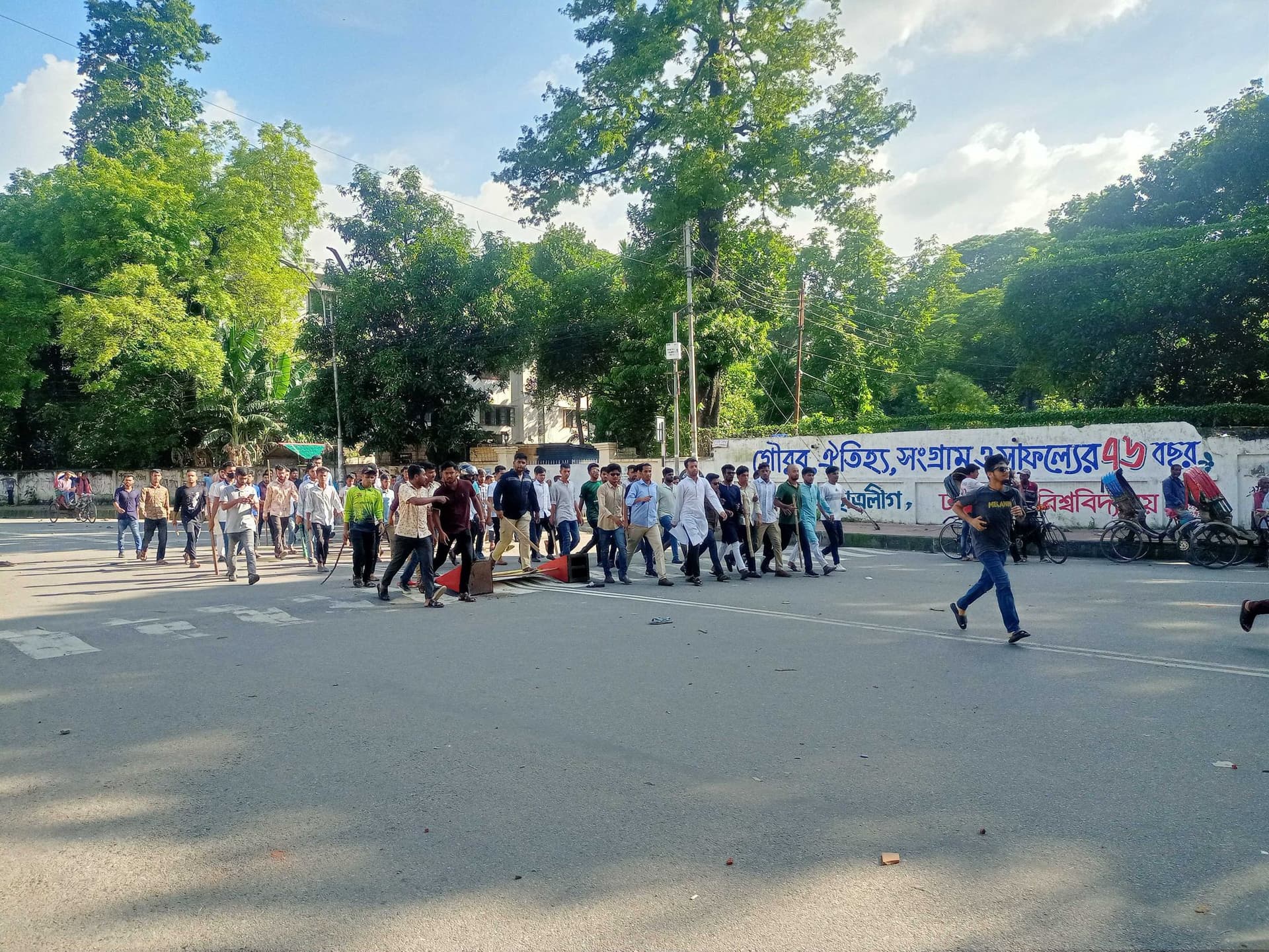 ঢাকা বিশ্ববিদ্যালয়ে কোটা আন্দোলনকারীর সাথে ছাত্রলীগের ব্যাপক সংঘর্ষ