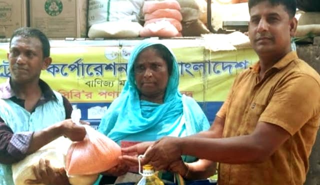 হিলিতে স্বল্প মূল্য টিসিবি পণ্য বিক্রয় শুরু