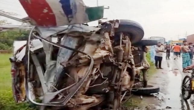 কাভার্ডভ্যান-লেগুনার মুখোমুখি সংঘর্ষে নিহত ৩