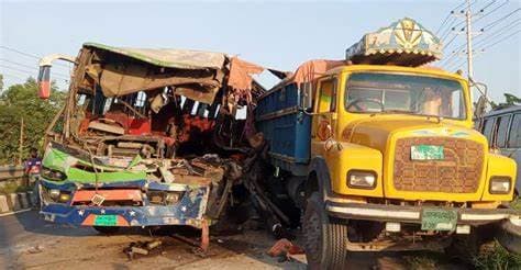 দাঁড়িয়ে থাকা ট্রাকে বাসের ধাক্কা, নিহত বেড়ে ৪