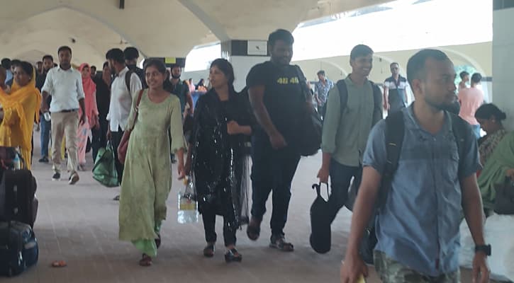 কমলাপুর-সদরঘাটে মানুষের ঢল