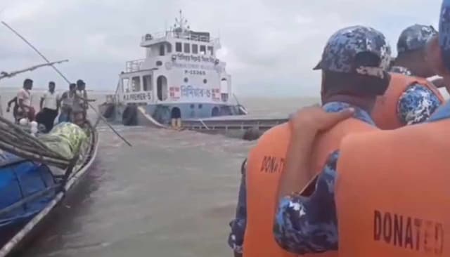 মেঘনায় অর্ধনিমজ্জিত কার্গো জাহাজ, নাবিক-ক্রুসহ ১২ জনকে অক্ষত উদ্ধার