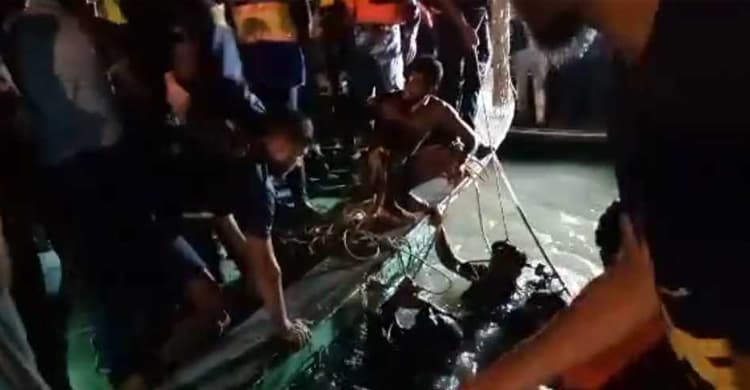 ৫০ যাত্রী নিয়ে সদরঘাটে ওয়াটার বাসডুবি