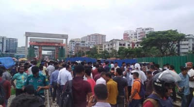 আলোচনার আশ্বাসে রেললাইন থেকে সরলেন অবরোধকারীরা