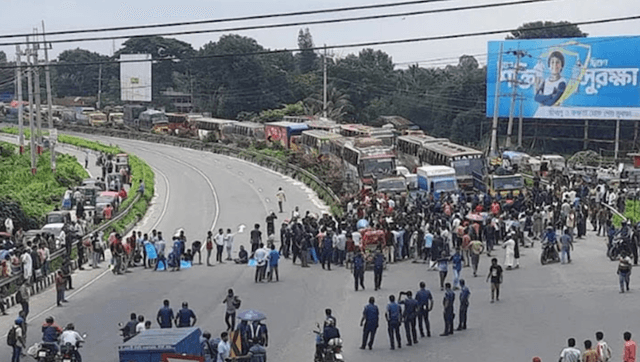 ঢাকা-টাঙ্গাইল মহাসড়ক অবরোধ করেছে কোটা আন্দোলনকারীরা