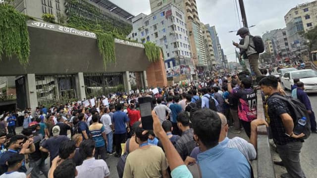 এবার ব্র্যাক-নর্থ সাউথ বিশ্ববিদ্যালয় শিক্ষার্থীদের সড়ক অবরোধ
