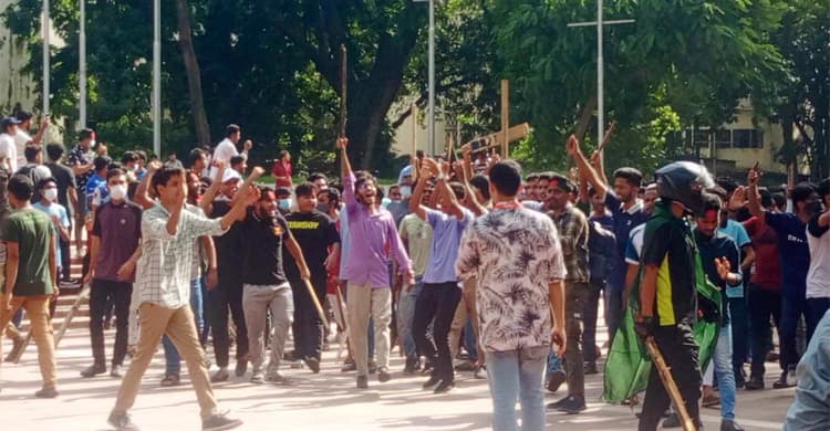 শহীদ মিনারে জড়ো হচ্ছেন শিক্ষার্থীরা, ঢাবি ক্যাম্পাসজুড়ে উত্তেজনা