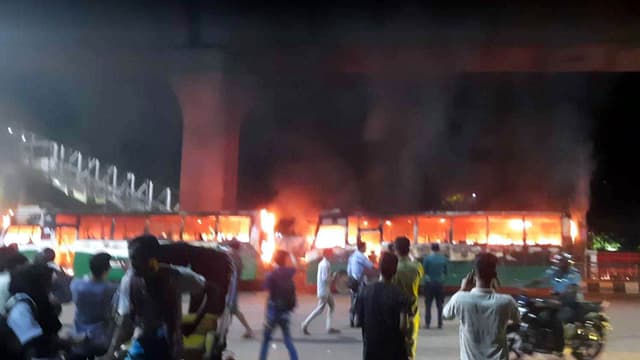জাতীয় প্রেস ক্লাবের সামনে ২ বাসে আগুন
