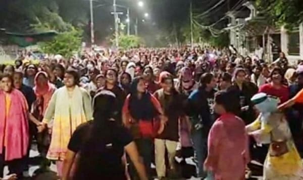 ঢাবি উপাচার্যের বাসভবনে জড়ো হচ্ছেন আন্দোলনকারীরা