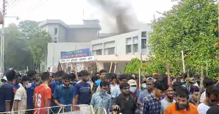 রাবির বঙ্গবন্ধু হলে আগুন, ভেতরে আটকা শিক্ষার্থীরা