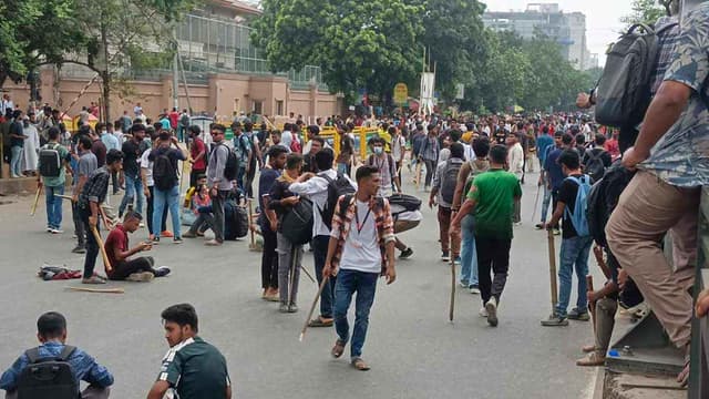 নতুনবাজারে শিক্ষার্থীদের সঙ্গে ছাত্রলীগের দফায় দফায় সংঘর্ষ