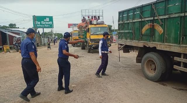 দৌলতদিয়ায় ঈদ যাত্রায় পরিস্থিতি সামাল দিতে কাজ করছে পুলিশ