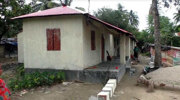 ঝিনাইদহে মুজিববর্ষে পাওয়া উপহারের ঘরের পিলার ভেঙ্গে চার টুকরো
