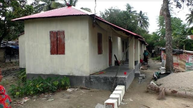 ঝিনাইদহে মুজিববর্ষে পাওয়া উপহারের ঘরের পিলার ভেঙ্গে চার টুকরো