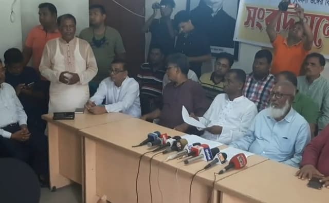 মাদারীপুরে আওয়ামী লীগের একাংশের সংবাদ সম্মেলন