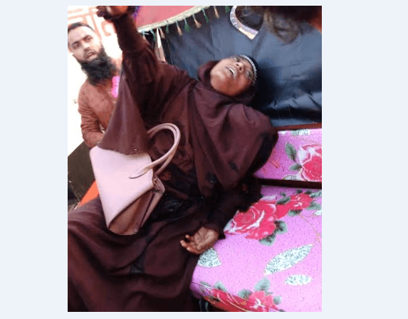 দাড়িয়ে থাকা গাড়িকে অন্য গাড়ির ধাক্কা, হাত হারানোর পথে নারী