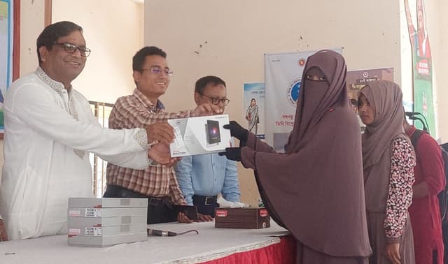 ভূরুঙ্গামারীতে ট্যাব পেল মেধাবী শিক্ষার্থীরা