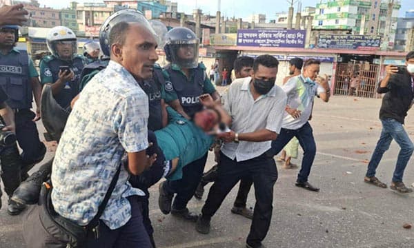 বরিশালে আন্দোলনকারীদের সঙ্গে সংঘর্ষ, উপ-পুলিশ কমিশনার আহত