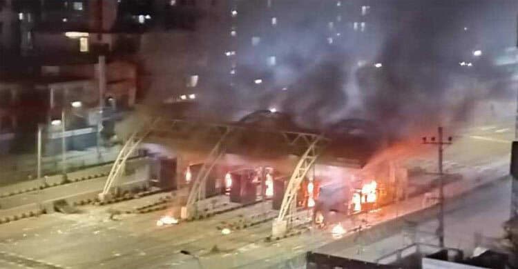 মেয়র হানিফ ফ্লাইওভারের টোল প্লাজায় আগুন, যানচলাচল বন্ধ