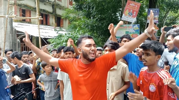 ডাসার কোটা সংস্কারের দাবিতে শিক্ষার্থীদের বিক্ষোভ মিছিল