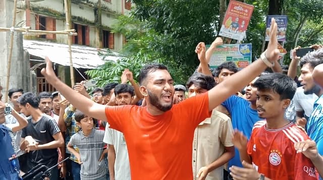 ডাসার কোটা সংস্কারের দাবিতে শিক্ষার্থীদের বিক্ষোভ মিছিল