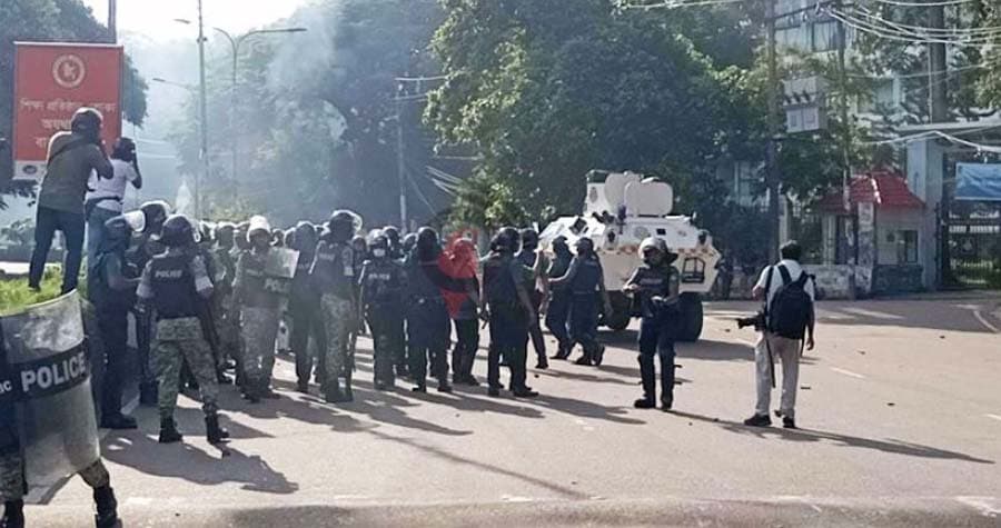 ঢাবিতে পুলিশ-শিক্ষার্থী সংঘর্ষ চলছে