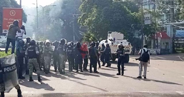 ঢাবিতে পুলিশ-শিক্ষার্থী সংঘর্ষ চলছে