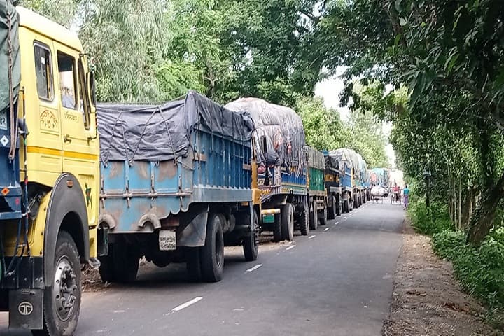 ৮-১০ ঘণ্টা অপেক্ষা করেও মিলছে না ফেরি