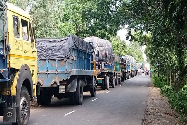 ৮-১০ ঘণ্টা অপেক্ষা করেও মিলছে না ফেরি