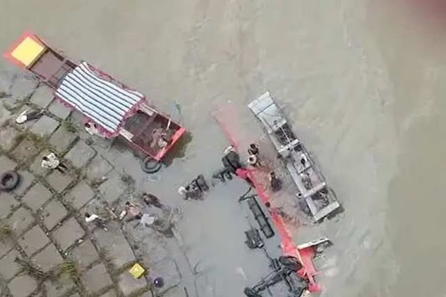 রেলিং ভেঙে নদীতে বাস, নিহত ১৩