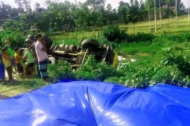 নবাবগঞ্জে সড়ক দূর্ঘটনায় এক জন নিহত