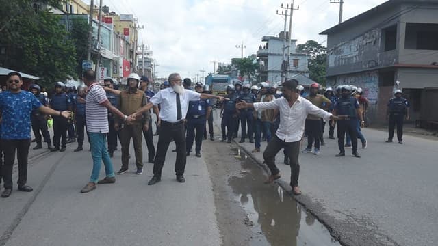 নোয়াখালীতে পুলিশ বেষ্টনী দিয়ে বিএনপির পদযাত্রায় বাধার অভিযোগ