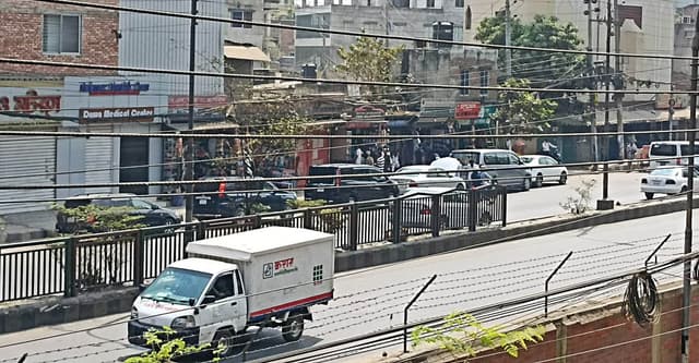 রামপুরা থেকে গুলিস্তান সড়ক ফাঁকা, দোকানপাটও বন্ধ