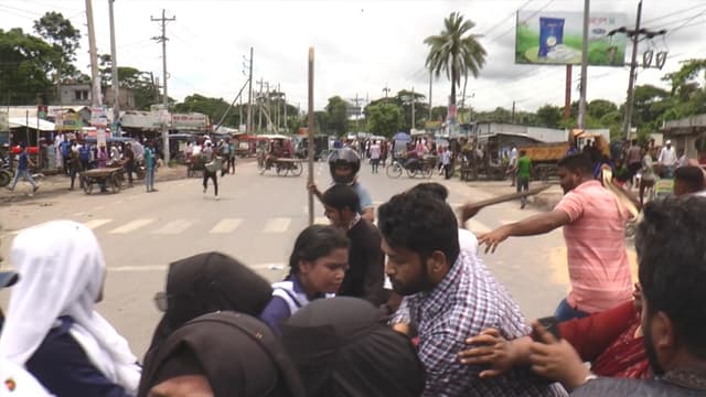 মাদারীপুরে আন্দোলনকারী-পুলিশ-ছাত্রলীগের সংঘর্ষ