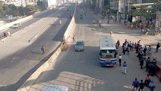 গণপরিবহন কম, রিকশায়-হেঁটে গন্তব্যে ছুটছেন নগরবাসী